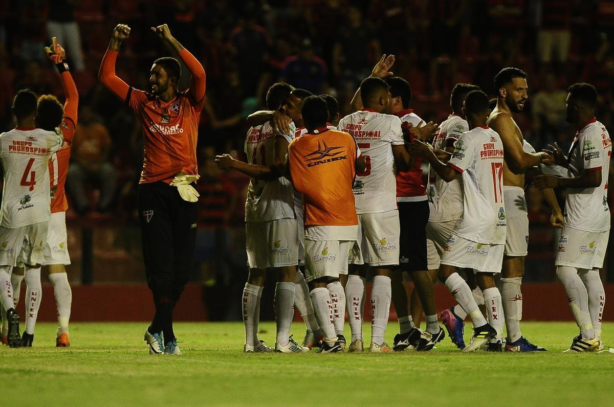 Sport teve vantagem de 3 a 0, mas sofreu empate em dez minutos e perdeu nos pnaltis por 4 a 3 em derrota histrica para o Ferrovirio