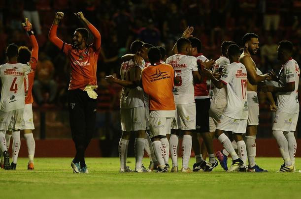 Sport teve vantagem de 3 a 0, mas sofreu empate em dez minutos e perdeu nos pnaltis por 4 a 3 em derrota histrica para o Ferrovirio