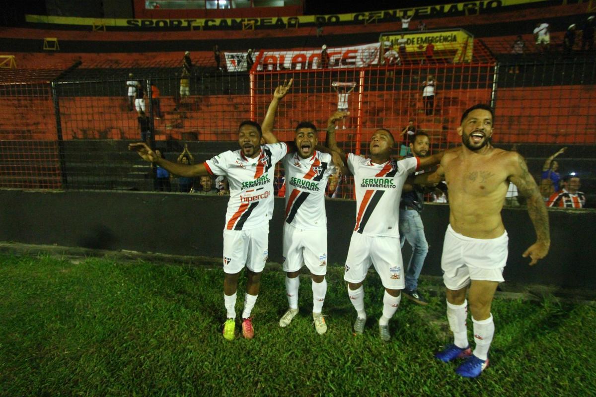 Sport teve vantagem de 3 a 0, mas sofreu empate em dez minutos e perdeu nos pnaltis por 4 a 3 em derrota histrica para o Ferrovirio