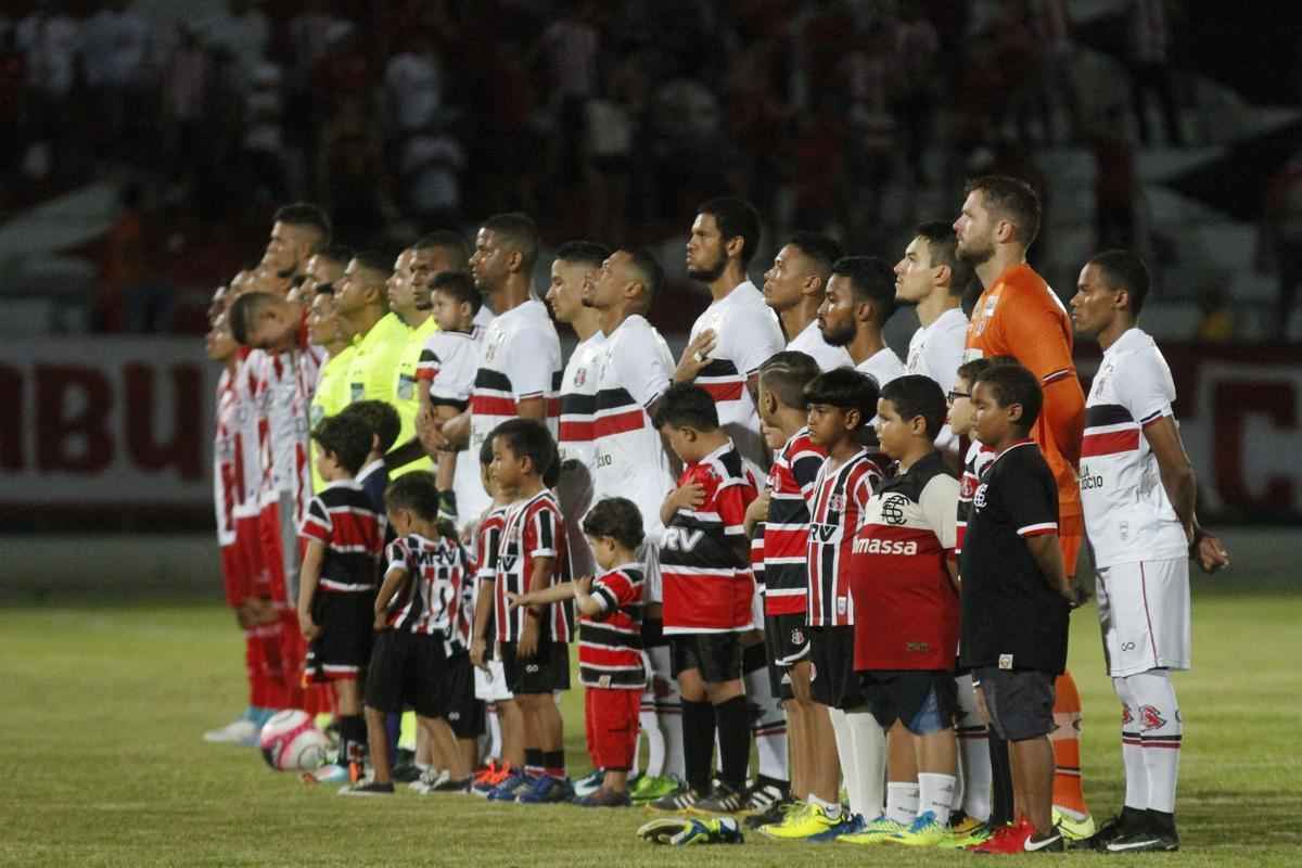Em um jogo bastante aberto no primeiro tempo, equipes fizeram um jogo movimentado na etapa inicial, com o Nutico tendo o maior volume de chances ofensivas. Wallace teve um gol invalidado, em posio irregular. Augusto tambm marcou um gol para o tricolor, mas a arbitragem errou no lance e marcou impedimento de Vincius.