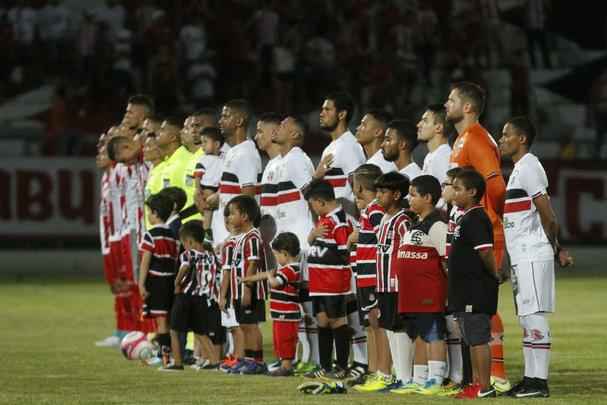 Em um jogo bastante aberto no primeiro tempo, equipes fizeram um jogo movimentado na etapa inicial, com o Nutico tendo o maior volume de chances ofensivas. Wallace teve um gol invalidado, em posio irregular. Augusto tambm marcou um gol para o tricolor, mas a arbitragem errou no lance e marcou impedimento de Vincius.