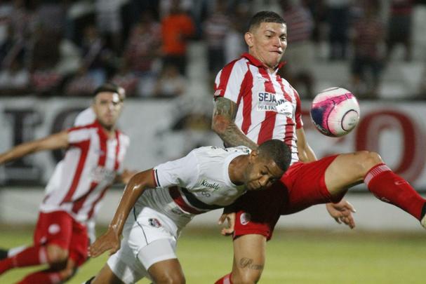 Em um jogo bastante aberto no primeiro tempo, equipes fizeram um jogo movimentado na etapa inicial, com o Nutico tendo o maior volume de chances ofensivas. Wallace teve um gol invalidado, em posio irregular. Augusto tambm marcou um gol para o tricolor, mas a arbitragem errou no lance e marcou impedimento de Vincius.