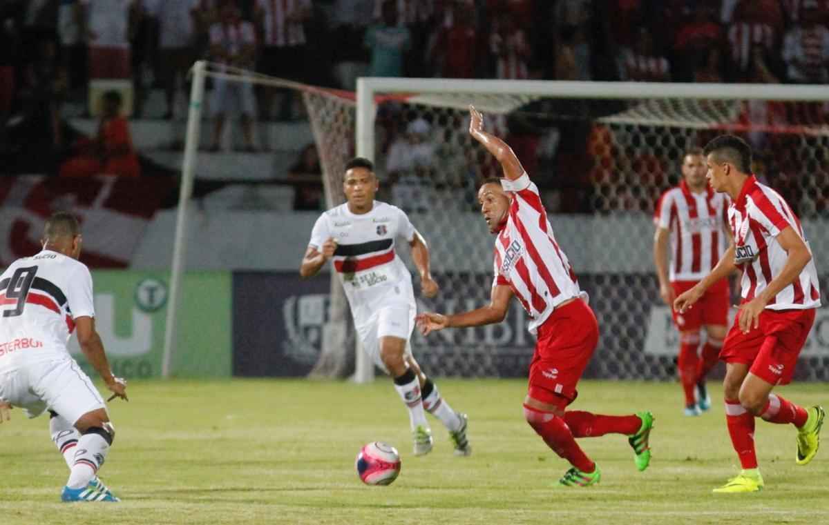 Em um jogo bastante aberto no primeiro tempo, equipes fizeram um jogo movimentado na etapa inicial, com o Nutico tendo o maior volume de chances ofensivas. Wallace teve um gol invalidado, em posio irregular. Augusto tambm marcou um gol para o tricolor, mas a arbitragem errou no lance e marcou impedimento de Vincius.