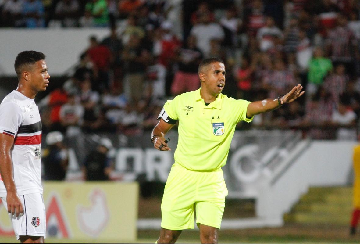 Em um jogo bastante aberto no primeiro tempo, equipes fizeram um jogo movimentado na etapa inicial, com o Nutico tendo o maior volume de chances ofensivas. Wallace teve um gol invalidado, em posio irregular. Augusto tambm marcou um gol para o tricolor, mas a arbitragem errou no lance e marcou impedimento de Vincius.