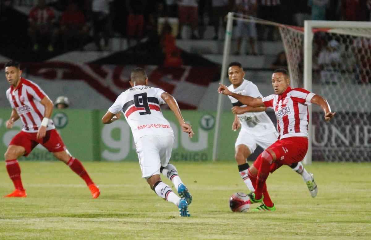 Em um jogo bastante aberto no primeiro tempo, equipes fizeram um jogo movimentado na etapa inicial, com o Nutico tendo o maior volume de chances ofensivas. Wallace teve um gol invalidado, em posio irregular. Augusto tambm marcou um gol para o tricolor, mas a arbitragem errou no lance e marcou impedimento de Vincius.