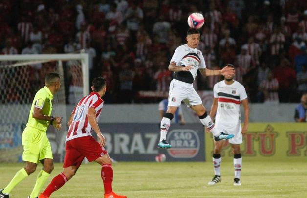 Em um jogo bastante aberto no primeiro tempo, equipes fizeram um jogo movimentado na etapa inicial, com o Nutico tendo o maior volume de chances ofensivas. Wallace teve um gol invalidado, em posio irregular. Augusto tambm marcou um gol para o tricolor, mas a arbitragem errou no lance e marcou impedimento de Vincius.