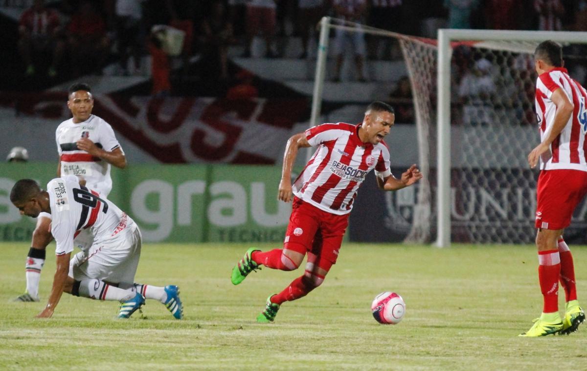 Em um jogo bastante aberto no primeiro tempo, equipes fizeram um jogo movimentado na etapa inicial, com o Nutico tendo o maior volume de chances ofensivas. Wallace teve um gol invalidado, em posio irregular. Augusto tambm marcou um gol para o tricolor, mas a arbitragem errou no lance e marcou impedimento de Vincius.