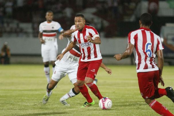 Em um jogo bastante aberto no primeiro tempo, equipes fizeram um jogo movimentado na etapa inicial, com o Nutico tendo o maior volume de chances ofensivas. Wallace teve um gol invalidado, em posio irregular. Augusto tambm marcou um gol para o tricolor, mas a arbitragem errou no lance e marcou impedimento de Vincius.