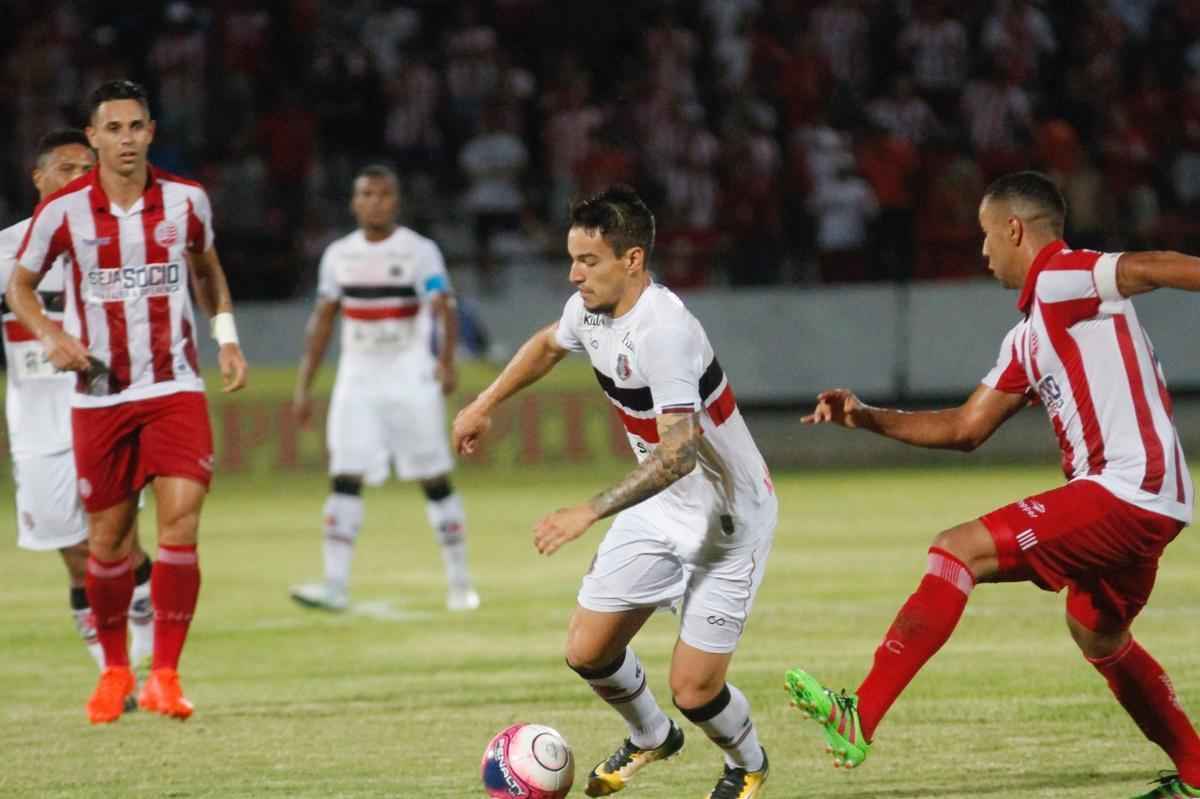 Em um jogo bastante aberto no primeiro tempo, equipes fizeram um jogo movimentado na etapa inicial, com o Nutico tendo o maior volume de chances ofensivas. Wallace teve um gol invalidado, em posio irregular. Augusto tambm marcou um gol para o tricolor, mas a arbitragem errou no lance e marcou impedimento de Vincius.