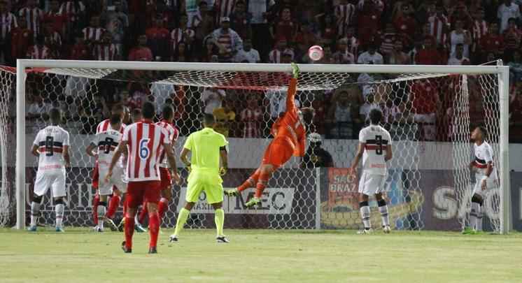 Em um jogo bastante aberto no primeiro tempo, equipes fizeram um jogo movimentado na etapa inicial, com o Nutico tendo o maior volume de chances ofensivas. Wallace teve um gol invalidado, em posio irregular. Augusto tambm marcou um gol para o tricolor, mas a arbitragem errou no lance e marcou impedimento de Vincius.
