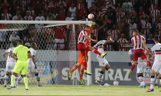 Em um jogo bastante aberto no primeiro tempo, equipes fizeram um jogo movimentado na etapa inicial, com o Nutico tendo o maior volume de chances ofensivas. Wallace teve um gol invalidado, em posio irregular. Augusto tambm marcou um gol para o tricolor, mas a arbitragem errou no lance e marcou impedimento de Vincius.