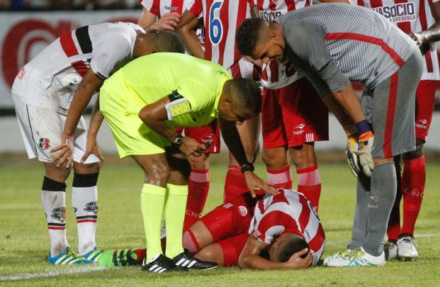 Em um jogo bastante aberto no primeiro tempo, equipes fizeram um jogo movimentado na etapa inicial, com o Nutico tendo o maior volume de chances ofensivas. Wallace teve um gol invalidado, em posio irregular. Augusto tambm marcou um gol para o tricolor, mas a arbitragem errou no lance e marcou impedimento de Vincius.