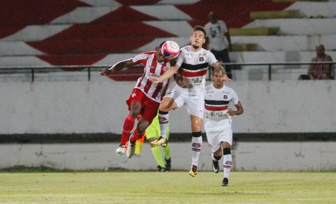 Em um jogo bastante aberto no primeiro tempo, equipes fizeram um jogo movimentado na etapa inicial, com o Nutico tendo o maior volume de chances ofensivas. Wallace teve um gol invalidado, em posio irregular. Augusto tambm marcou um gol para o tricolor, mas a arbitragem errou no lance e marcou impedimento de Vincius.