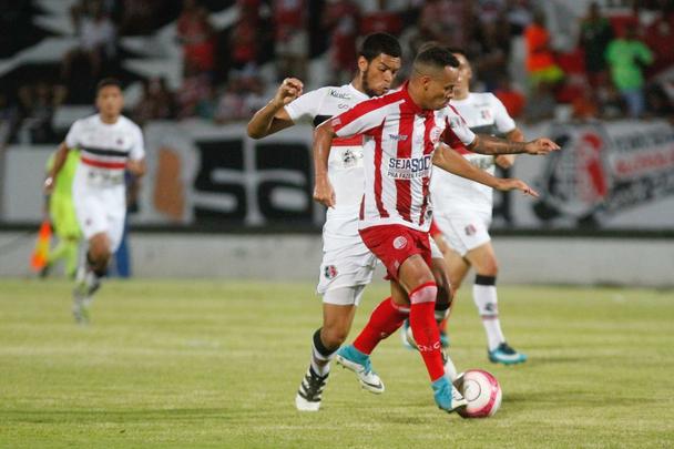 Na etapa final, o jogo ficou mais travado, com as duas equipes reforando a marcao. A melhor chance caiu nos ps de Fernandinho, aps erro na sada de bola de Ilalson. Tiago Machowski fez a grande defesa do jogo, salvando o Tricolor. Partida acabou em 0 a 0.
