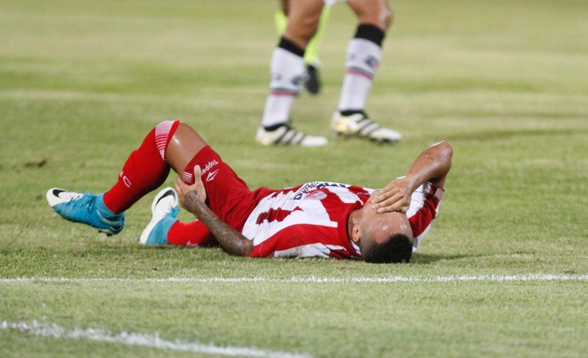 Na etapa final, o jogo ficou mais travado, com as duas equipes reforando a marcao. A melhor chance caiu nos ps de Fernandinho, aps erro na sada de bola de Ilalson. Tiago Machowski fez a grande defesa do jogo, salvando o Tricolor. Partida acabou em 0 a 0.