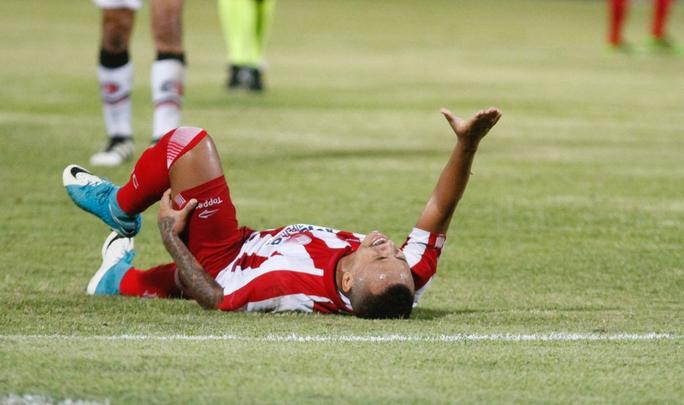 Na etapa final, o jogo ficou mais travado, com as duas equipes reforando a marcao. A melhor chance caiu nos ps de Fernandinho, aps erro na sada de bola de Ilalson. Tiago Machowski fez a grande defesa do jogo, salvando o Tricolor. Partida acabou em 0 a 0.