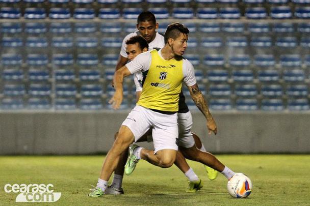 O atacante Silo tem apenas 24 anos, mas j rodou por mais de 10 clubes do pas. Entre eles, esto Nutico e Santa Cruz. Pelo Timbu, uma passagem sem brilho no incio de 2012. Um ano depois, pelo Santa, outra decepo. Agora, ele  um dos destaques do Cear comandado por Lisca