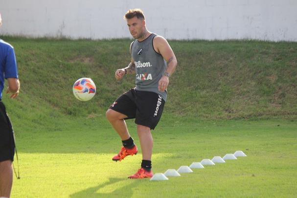 No ABC, Jones poderá formar dupla com Bruno Furlan. O atacante de 23 anos chegou ao Náutico em meados da Série B de 2014 e teve poucas chances no clube. Não fez o suficiente para renovar o contrato e agora é reforço do ABC para a Copa do Nordeste