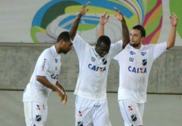 O nome do atacante Jones Carioca não traz boas lembranças ao torcedor do Náutico. Ele foi um dos destaques negativos da desatrosa campanha alvirrubra na Série A de 2013. Depois do rebaixamento com o Timbu, ele teve duas passagens pelo futebol da Turquia e agora defende o ABC no Nordestão