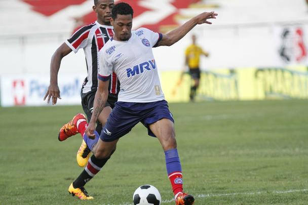 Alm de Danilo, o Bahia tambm trouxe Hernane Brocador, atacante chegou ao Sport em 2015 com status de contratao de peso. A demora para regularizao, porm, comprometeu sua passagem pelo Leo. O atacante virou reserva de Andr e teve poucas chances