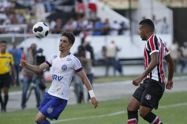 Luisinho foi pea importante na campanha do acesso do Santa Cruz  Srie A, no ano passado. As negociaes para sua renovao, porm, no andaram e ele acabou acertando com o Bahia, onde, inclusive, enfrentou o ex-clube na estreia do Nordesto