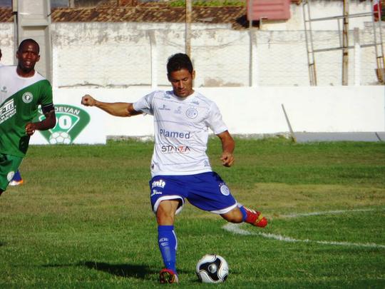 Jogador do Confiança, time que está no grupo do Santa Cruz, Hamilton tem um currículo extenso em Pernambuco. Conhecido pelo forte poder de marcação e pela raça demonstrada em campo, o veterano volante de 35 anos teve três passagens pelo Sport (em 2006, 2009 e 2011) e mais duas pelo Náutico (2008 e 2010). Nesse período, acumulou histórias polêmicas e dividiu amor e ódio das torcidas.