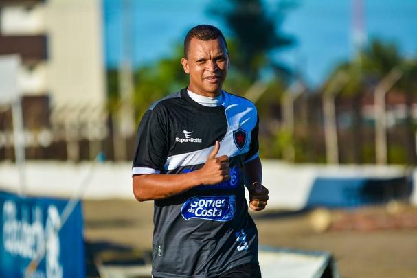 O veterano atacante Warley, de 38 anos, teve uma curta passagem pelo Náutico em 2008. Depois, rodou por clubes pequenos e, após duas temporadas no River-PI, acertou seu retorno ao Botafogo-PB