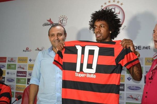 O meia Roger Gaúcho, revelado pelo Internacional, teve uma passagem discreta pelo Náutico, em 2008. Agora, é atleta do Campinense, onde disputará o Campeonato Paraibano e o Nordestão