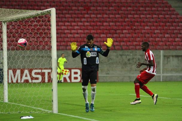 Nutico vence jogo por 2 a 1 com gol e assistncia do estreante Ortigoza