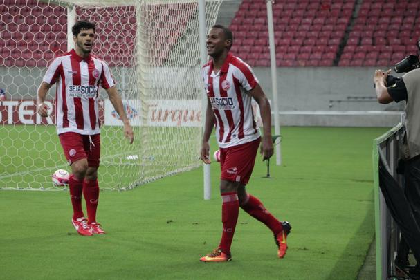 Nutico vence jogo por 2 a 1 com gol e assistncia do estreante Ortigoza
