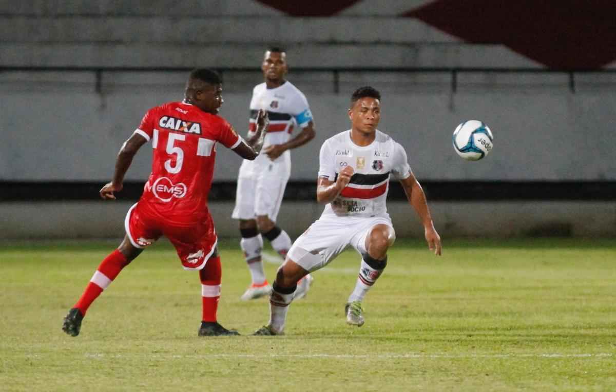 Santa Cruz cresce no segundo tempo e vence com gols de Hricles e Robinho