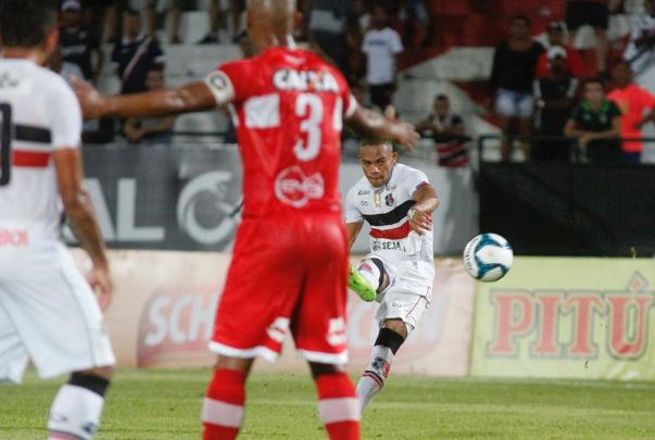 Santa Cruz cresce no segundo tempo e vence com gols de Hricles e Robinho