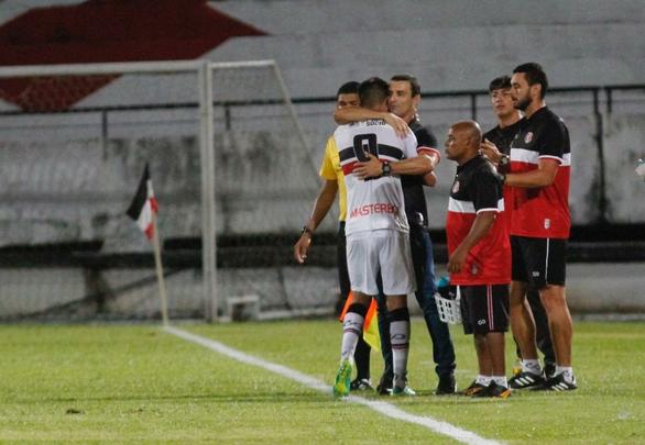 Santa Cruz cresce no segundo tempo e vence com gols de Hricles e Robinho