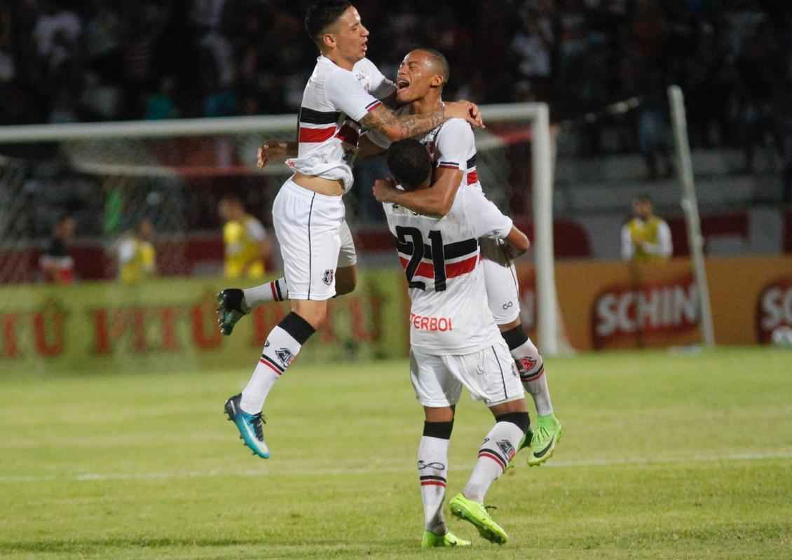 Santa Cruz cresce no segundo tempo e vence com gols de Hricles e Robinho