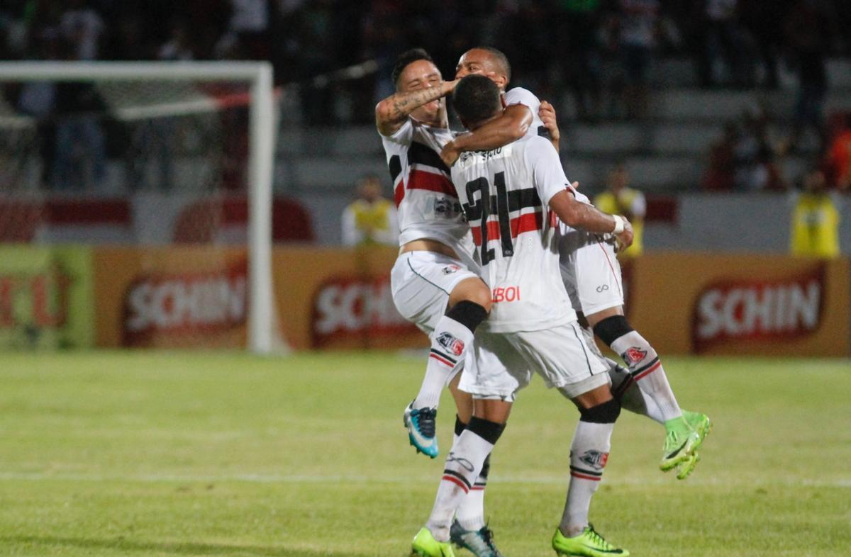 Santa Cruz cresce no segundo tempo e vence com gols de Hricles e Robinho