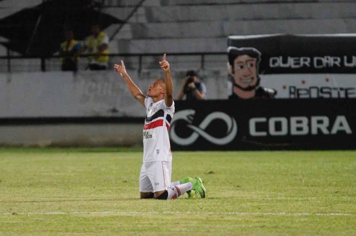 Santa Cruz cresce no segundo tempo e vence com gols de Hricles e Robinho