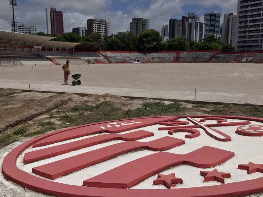 Nesta sexta-feira foram descarregados o dois primeiros caminhes no total de dez que chegaro at o prximo domingo. Com a drenagem finalizada, a adubao foi iniciada e o plantio deve comear j neste sbado, com aes voltadas para o torcedor alvirrubro.