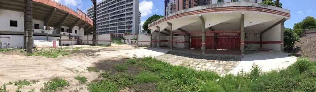 A parte externa do estdio, no acesso da Rua Manoel de Carvalho, ter um novo ambiente comercial que prev o funcionamento alm dos dias de jogos. As obras sero tocadas a longo prazo, dando preferncia aos ajustes mais urgentes para a reabertura da praa esportiva.