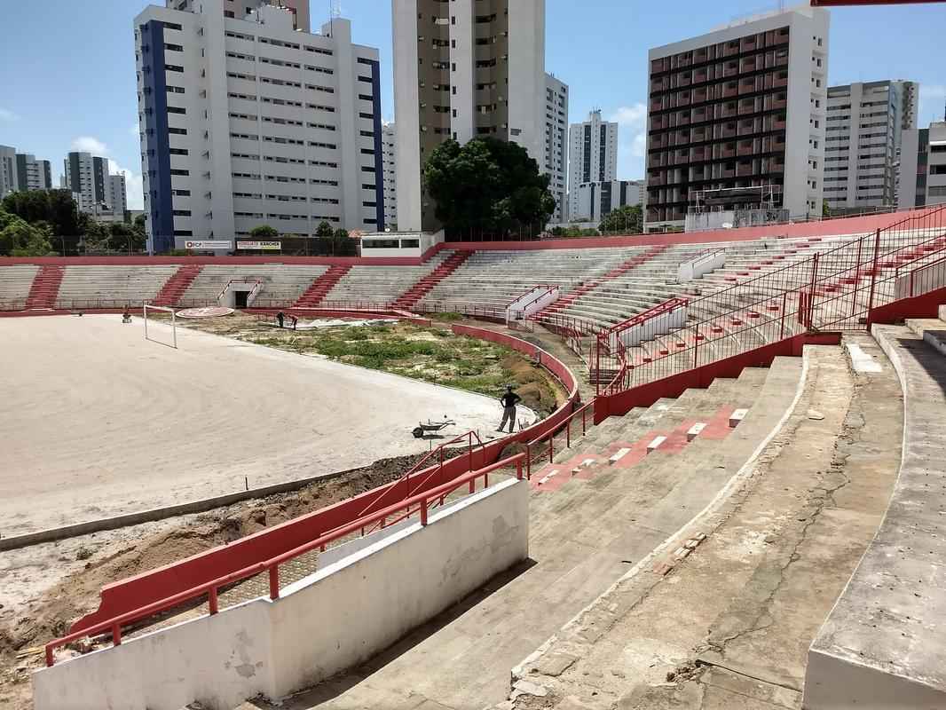 As arquibancadas do setor das sociais devem receber 3.700 assentos por toda a sua extenso. Sero cinco setores ao todo, com a capacidade de 19.800 torcedores. A marquise tambm passa por reparos imediatos e deve ser substituda a longo prazo por uma nova estrutura de camarotes e cabines de imprensa.