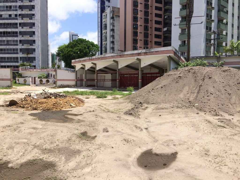 A parte externa do estdio, no acesso da Rua Manoel de Carvalho, ter um novo ambiente comercial que prev o funcionamento alm dos dias de jogos. As obras sero tocadas a longo prazo, dando preferncia aos ajustes mais urgentes para a reabertura da praa esportiva.
