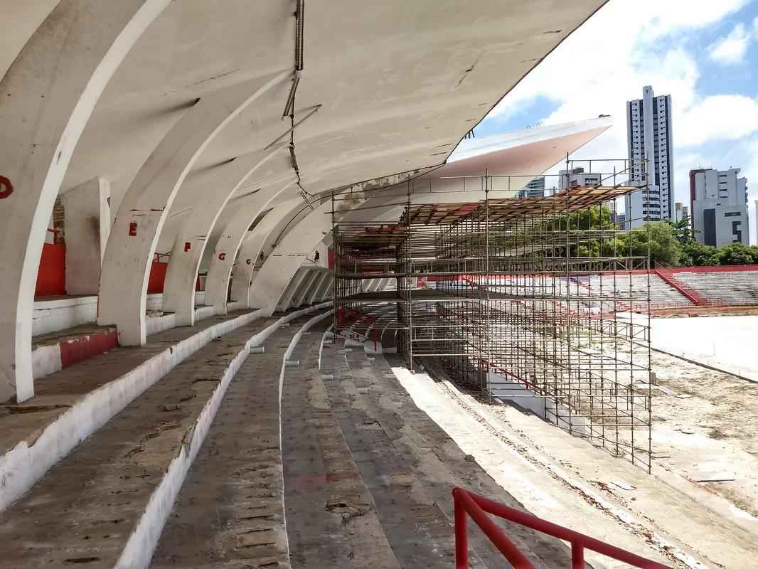 As arquibancadas do setor das sociais devem receber 3.700 assentos por toda a sua extenso. Sero cinco setores ao todo, com a capacidade de 19.800 torcedores. A marquise tambm passa por reparos imediatos e deve ser substituda a longo prazo por uma nova estrutura de camarotes e cabines de imprensa.