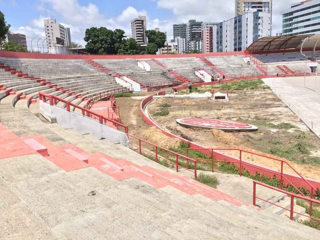 As arquibancadas do setor das sociais devem receber 3.700 assentos por toda a sua extenso. Sero cinco setores ao todo, com a capacidade de 19.800 torcedores. A marquise tambm passa por reparos imediatos e deve ser substituda a longo prazo por uma nova estrutura de camarotes e cabines de imprensa.