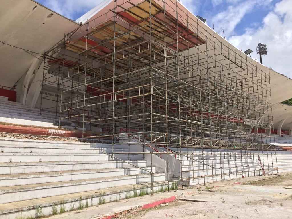 As arquibancadas do setor das sociais devem receber 3.700 assentos por toda a sua extenso. Sero cinco setores ao todo, com a capacidade de 19.800 torcedores. A marquise tambm passa por reparos imediatos e deve ser substituda a longo prazo por uma nova estrutura de camarotes e cabines de imprensa.