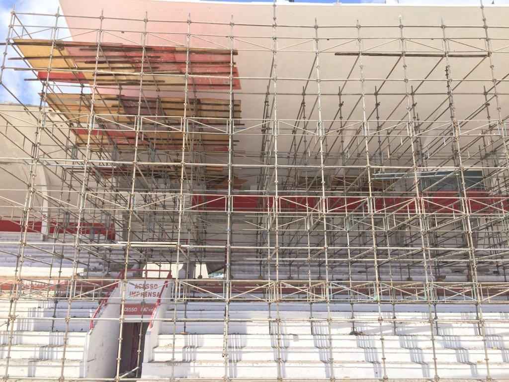 As arquibancadas do setor das sociais devem receber 3.700 assentos por toda a sua extenso. Sero cinco setores ao todo, com a capacidade de 19.800 torcedores. A marquise tambm passa por reparos imediatos e deve ser substituda a longo prazo por uma nova estrutura de camarotes e cabines de imprensa.