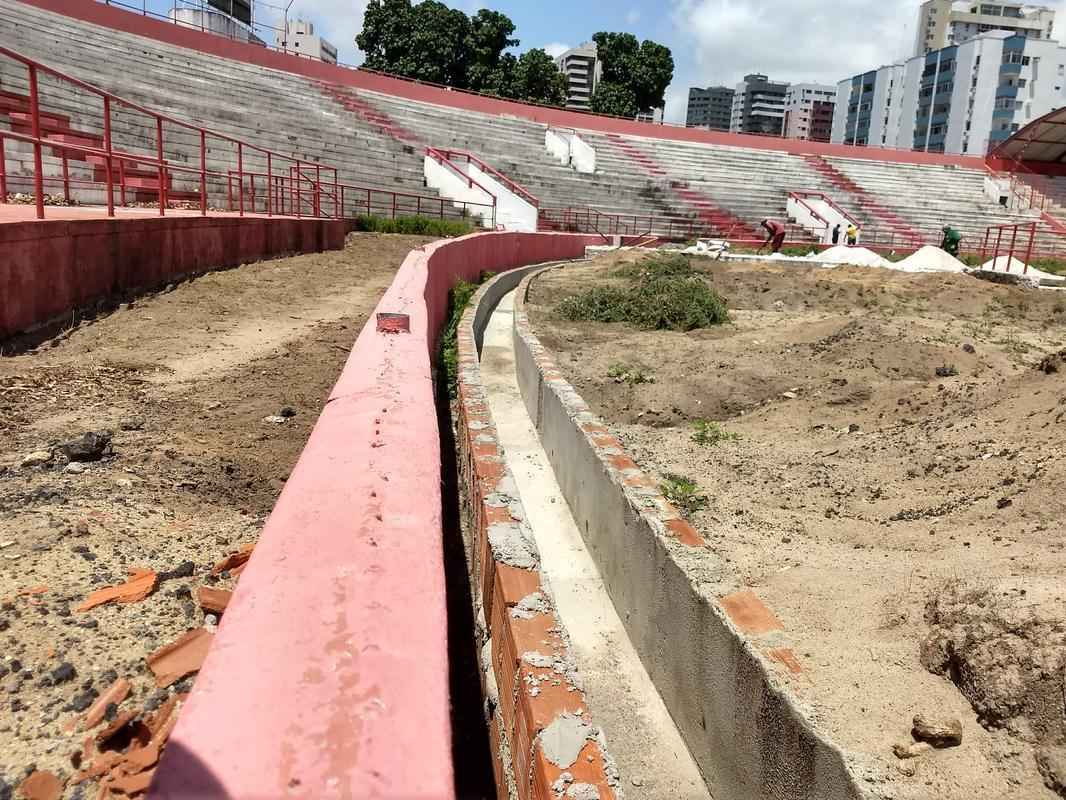Localizadas entre o gramado e as arquibancadas, as canaletas de escoamento de gua tambm passam por processo de recuperao.