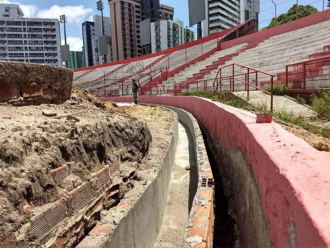 Localizadas entre o gramado e as arquibancadas, as canaletas de escoamento de gua tambm passam por processo de recuperao.