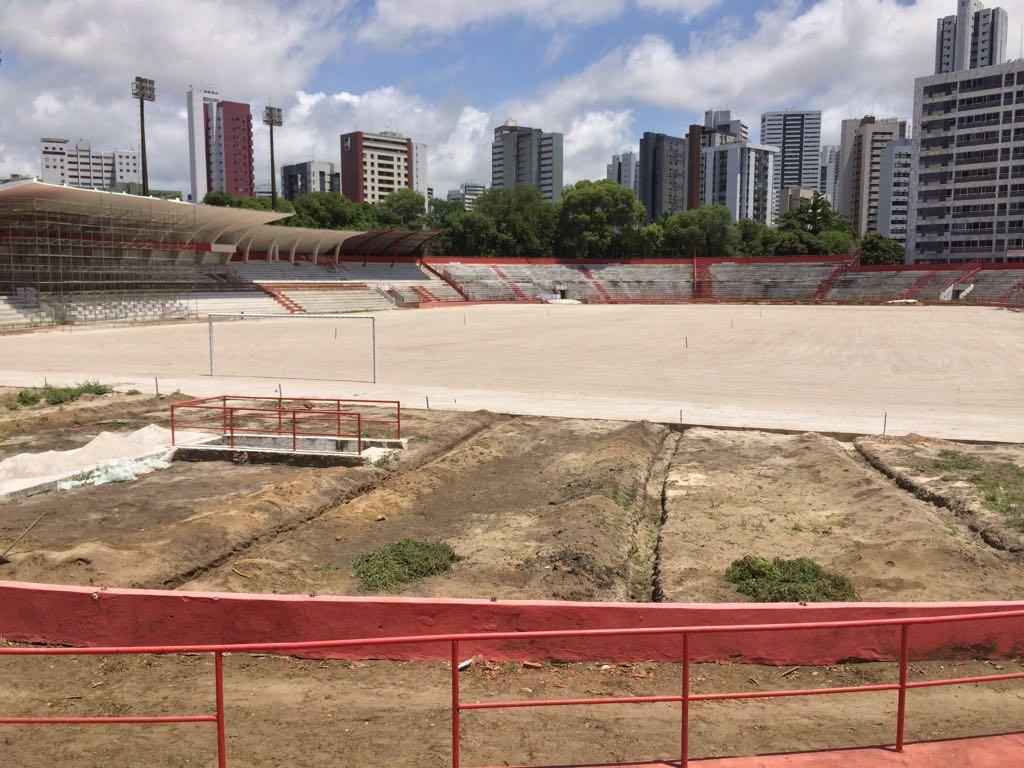 As prximas etapas da reforma englobam a construo dos novos bancos de reservas, vestirios e acessos para os rbitros e atletas, assim como os alambrados em acrlico.