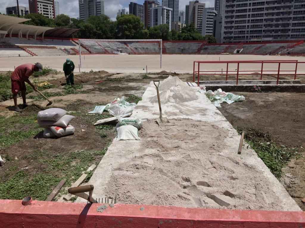 As prximas etapas da reforma englobam a construo dos novos bancos de reservas, vestirios e acessos para os rbitros e atletas, assim como os alambrados em acrlico.