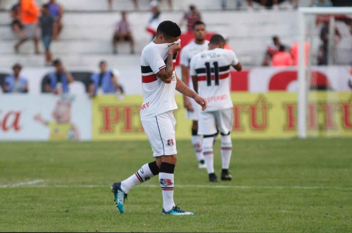 Santa Cruz fica com um jogador a menos desde o comeo do primeiro tempo, mas ainda cria mais chances. No fim, contudo, ficou no empate em 0 a 0