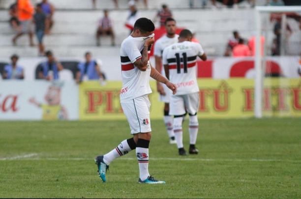 Santa Cruz fica com um jogador a menos desde o comeo do primeiro tempo, mas ainda cria mais chances. No fim, contudo, ficou no empate em 0 a 0